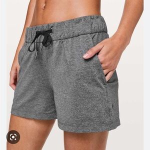 Lululemon On the Fly 2.5 Inch Heathers Black Short
